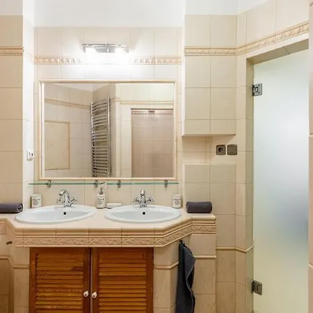 Slovakia Bratislava's Regal Hideaway アパート ブラチスラヴァ