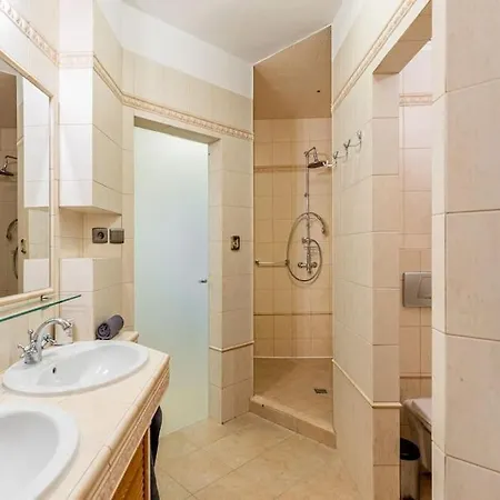 Slovakia Bratislava's Regal Hideaway アパート ブラチスラヴァ
